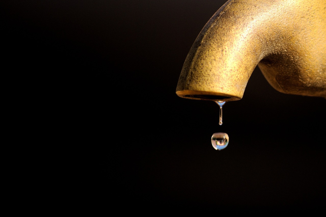 Startling Waste: The Hidden Cost of a Dripping Faucet (image credits: pixabay)