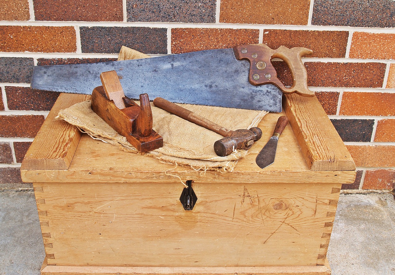 Manual Cutting: Embracing the Hand Saw (image credits: pixabay)