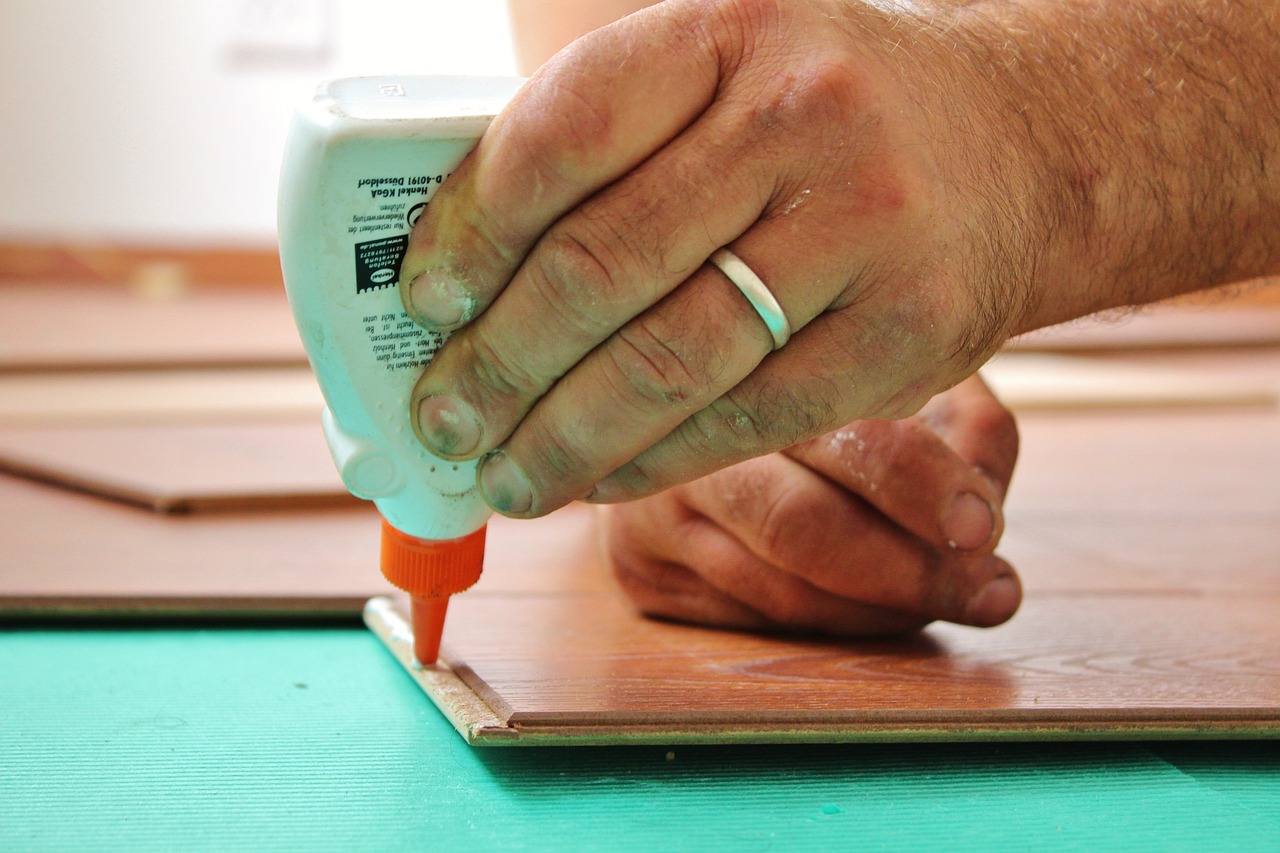 Quick Fixes with Wood Glue and Sawdust (image credits: pixabay)