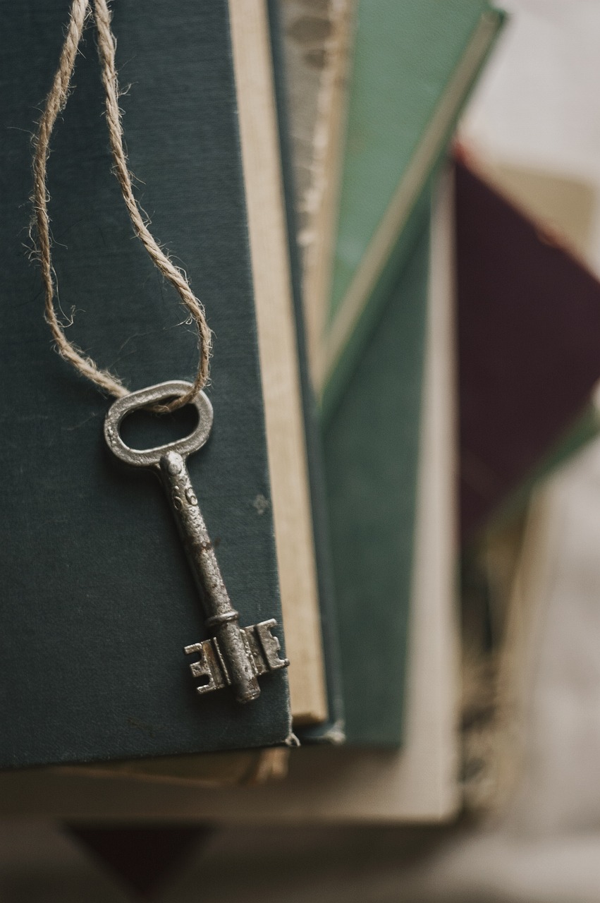 Personalized Wooden Key Holder (image credits: pixabay)