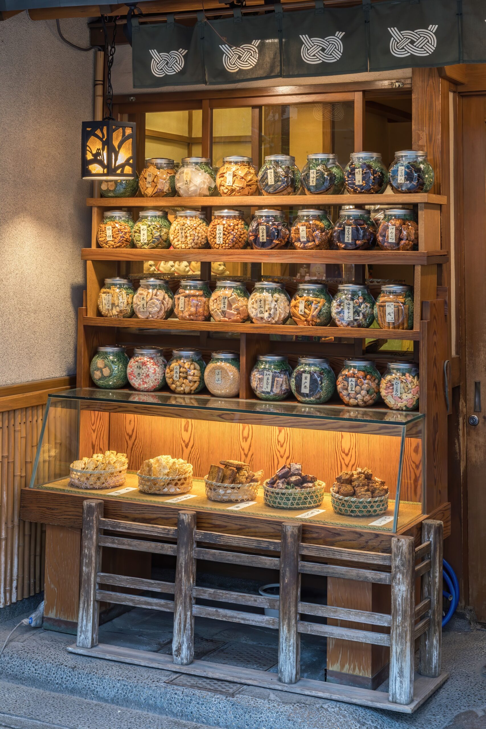 Wooden Picture Ledge (image credits: wikimedia)