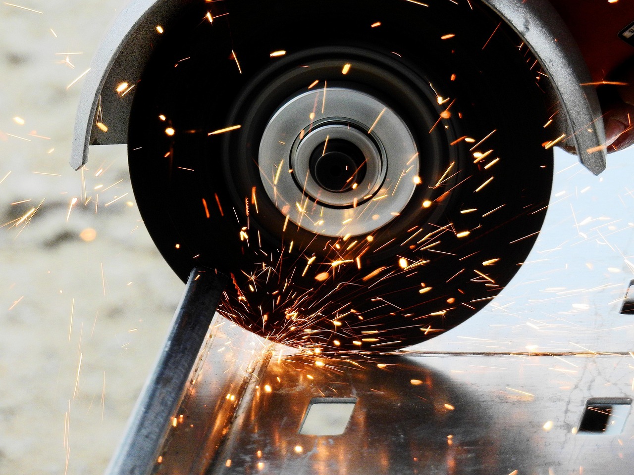 Cordless Angle Grinder: Power and Freedom Combined (image credits: pixabay)