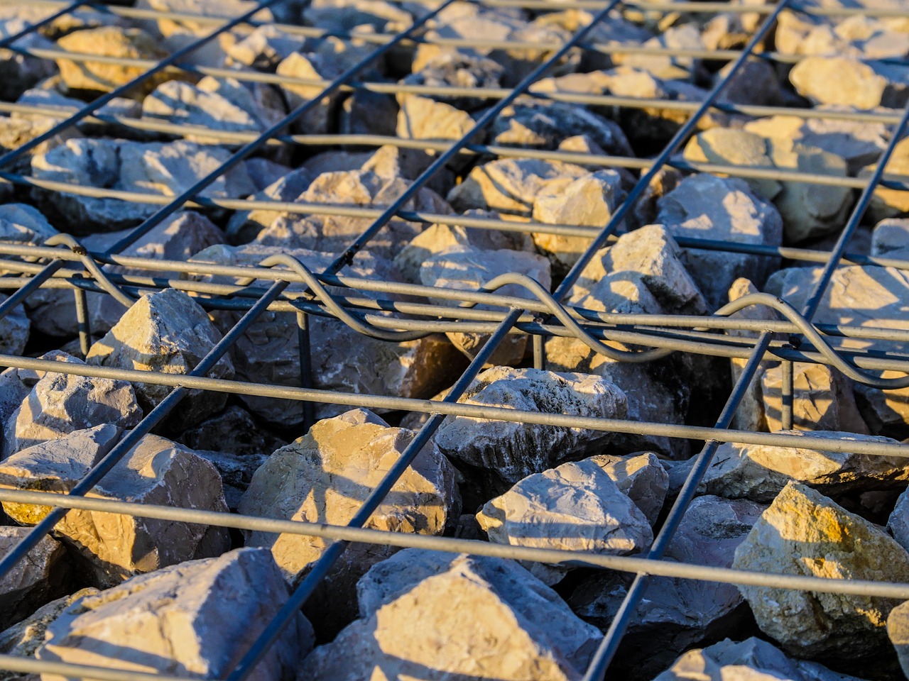 Gabion Fence: Industrial Strength with Natural Beauty (image credits: pixabay)