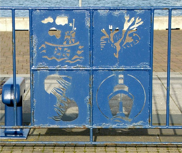 Decorative Panel Fence: Artistry Meets Utility (image credits: wikimedia)