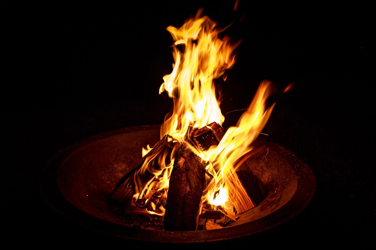 Outdoor Fire Pits: Gather Around the Glow (image credits: pixabay)