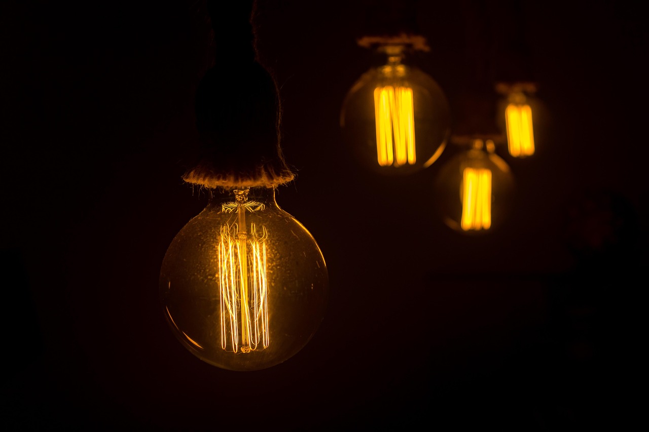 Replacing a Light Fixture (image credits: pixabay)