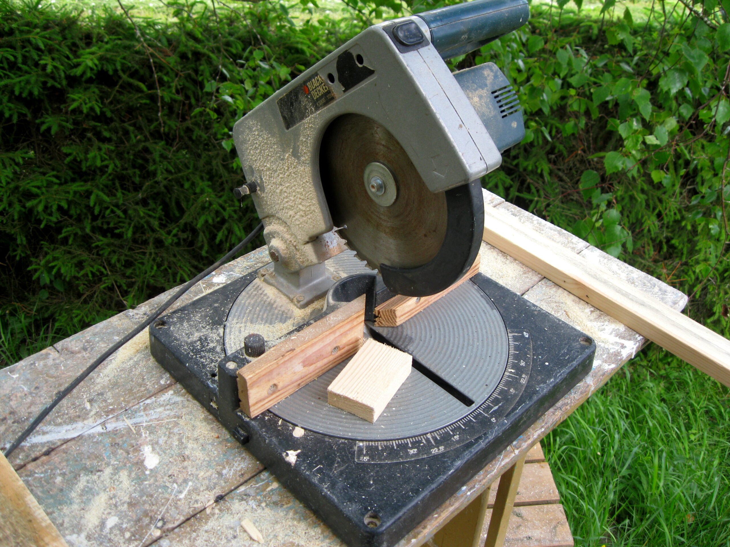 Miter Saw: Precision for Frames and Angles (image credits: wikimedia)